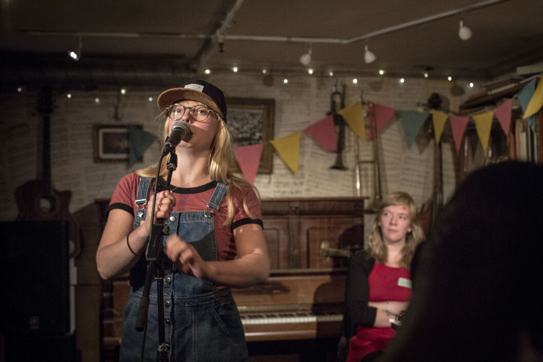 Sofie Retterstøl Olaisen er vokalist i bandet «Venner», og bruker slampoesi-tekstene sine i musikken. Sofie Retterstøl Olaisen er vokalist i bandet «Venner», og bruker slampoesi-tekstene sine i musikken.