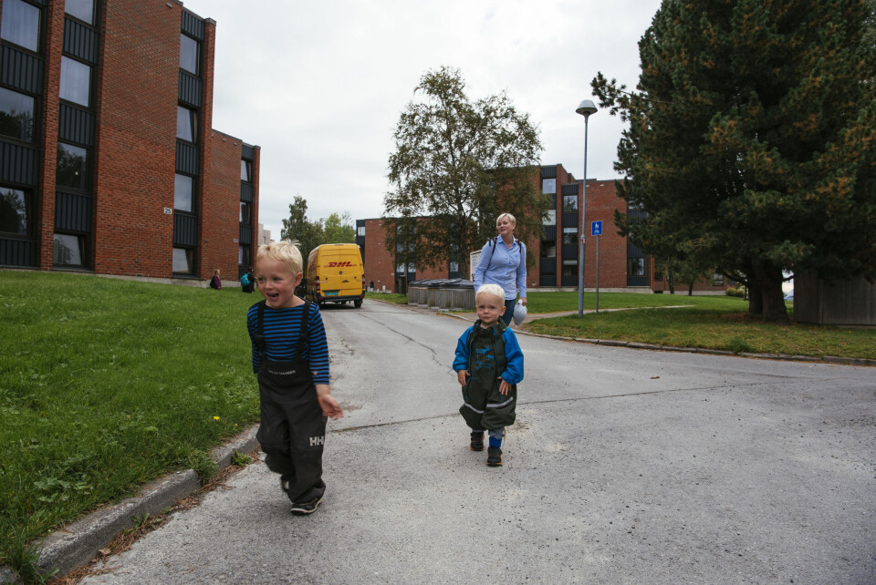 SØSKENKJÆRLIGHET: Lillebror Aksel synes det er veldig stas å leke ute med storebror Adrian. Men Adrian, derimot, synes det er litt irriterende.