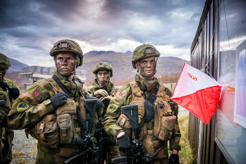 På lørdagens Samfundsmøtet skal det diskuteres hvorvidt Norge kan kalles en fredsnasjon eller ikke. Bildet viser rekrutter fra Panserbataljonen som deltar i berretløpet.