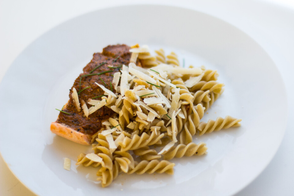 ITALIENSK VRI: Pesto og pasta fungerer godt med laks.