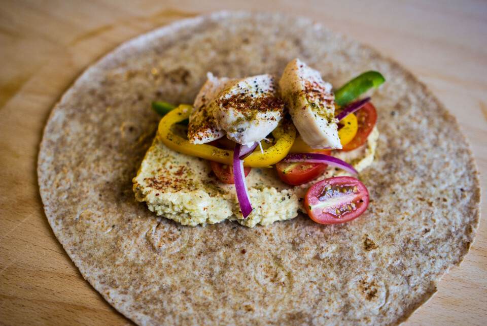 En lefse med kylling, hummmus og grønnsaker.