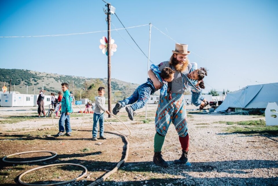 Flying Seagull Project kaller seg selv “humanitære klovner” og har den siste tiden arbeidet for å heve barns moral ved de mange flyktningleirene i Hellas. De er en av mange forestillinger under ISFiT-2017