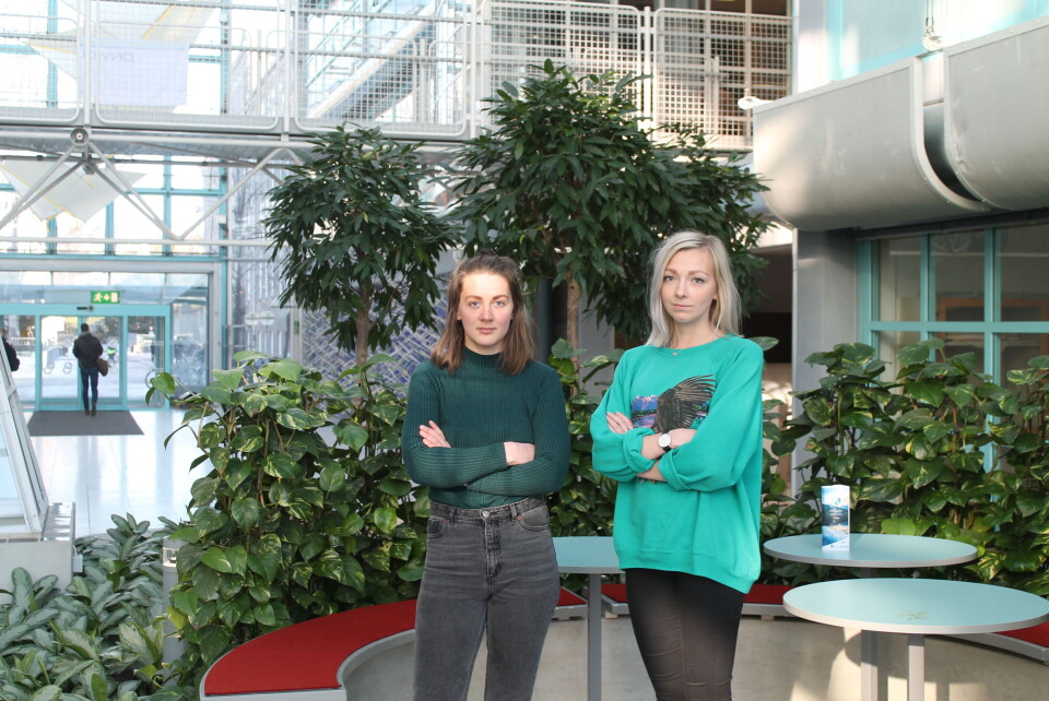 Thea Johnsen og Thea Mork Kummen er blant dem som føler de tar Eksperter i team-faget dobbelt opp.