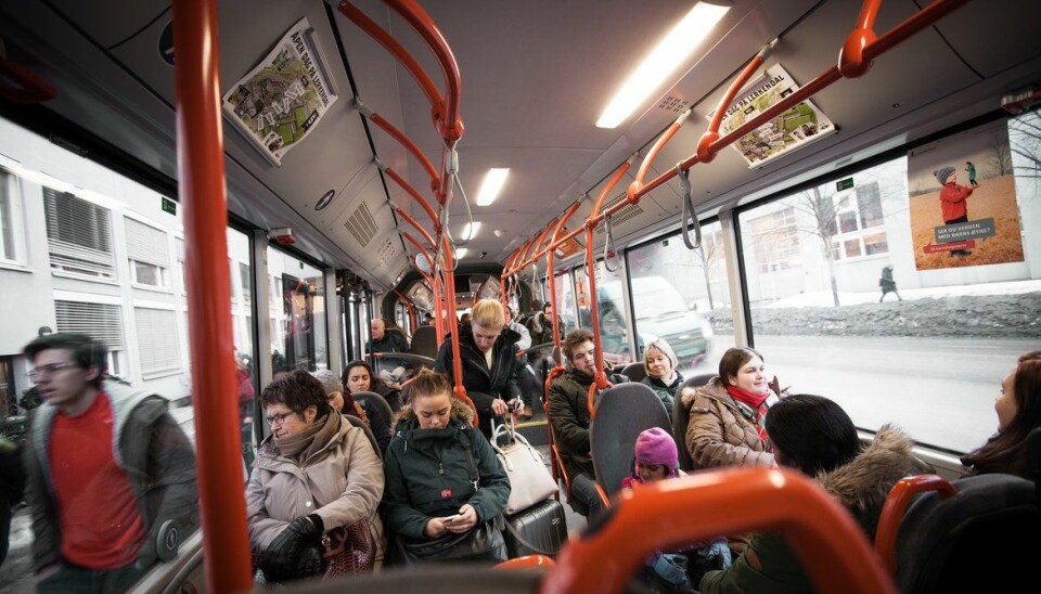 IKKE GREIT LENGER: Går det ikke an å holde en meter på bussen er det nå påbudt å bruke munnbind.