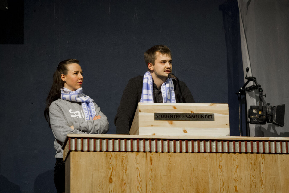 Leder Julie Wood for SAIH Trondheim og internasjonalt ansvarlig Johannes Bjartnes ved Studenttinget, legger fram resolusjonsforslaget for Storsalen.