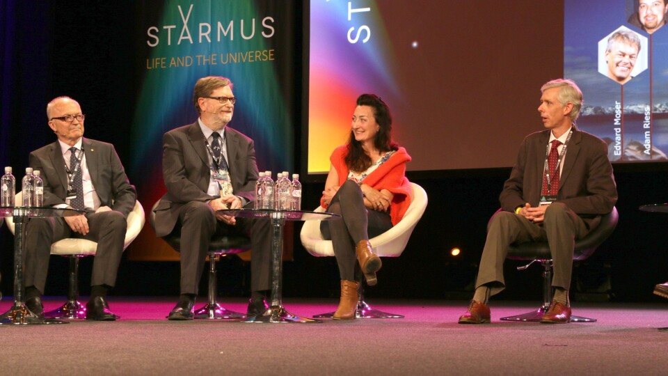 Bilde fra paneldebatten med Nobelprisvinnerne. Fra venstre: Finn Kydland, George Smoot, May-Britt Moser og Adam Smith