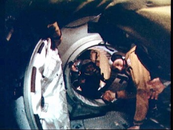 De amerikanse astronautene og de russiske kosmonautene tar hverandre i hendene etter å ha koblet seg sammen i rommet for første gang. De amerikanse astronautene og de russiske kosmonautene tar hverandre i hendene etter å ha koblet seg sammen i rommet for første gang.