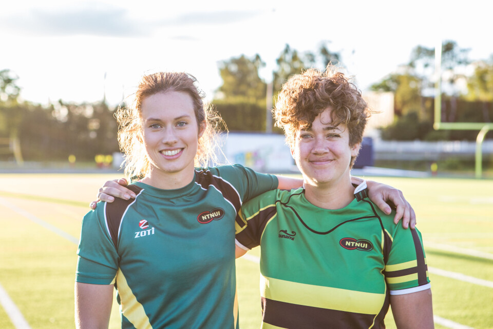 UNIKT MILJØ: Ragnhild Rostad og Trude Heggstad beskriver rugbymiljøet som en stor familie.