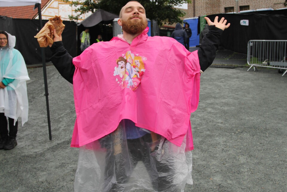 Adrian Beksås rocker en frekk dobbel rosa-hvit ponchokombo.