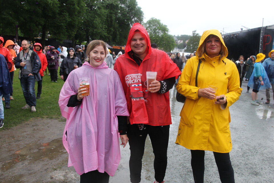 Martin Røttereng har valgt en kort rød poncho med popkulturelt trykk fra filmen _Biler_. Fås «billig på Nille» hvis du vil kopiere looken. Han er i følge med mer tradisjonelle plagg. Rosa poncho er godkjent, men i en gul regnjakke vekker man ikke oppsikt på festival.