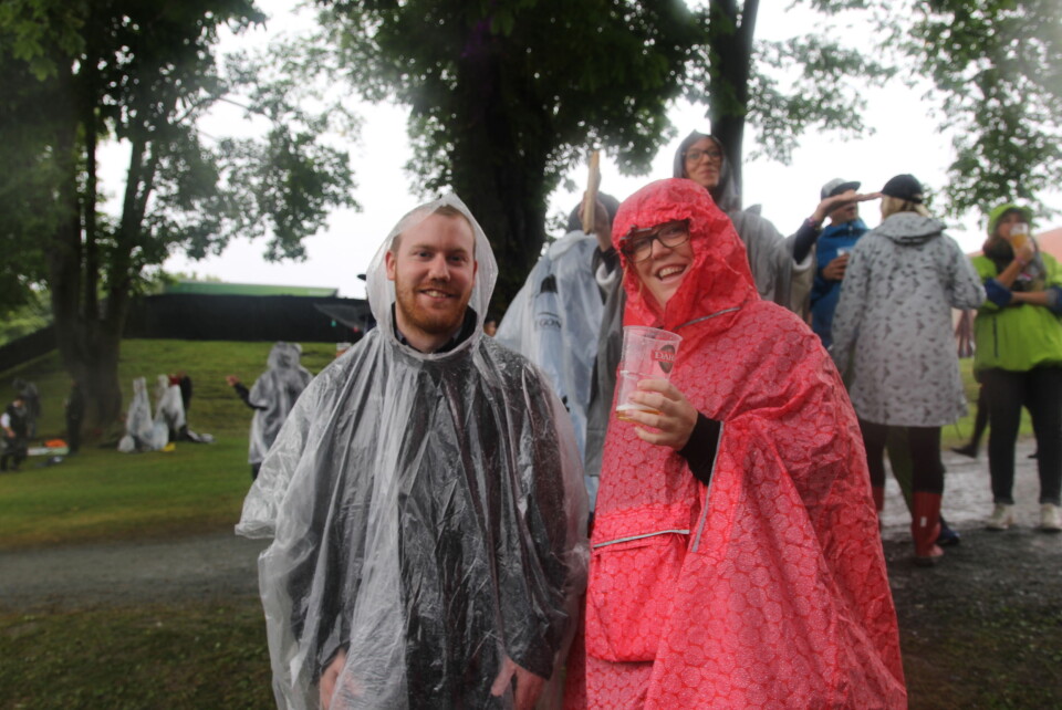 Her ser vi Silje Barkland i en lang rød og hvit poncho, av merket IKEA. Dette viser at man virkelig får kjøpt ponchoer overalt! Legg merke til den praktiske detaljen i form av en foranmontert lomme.