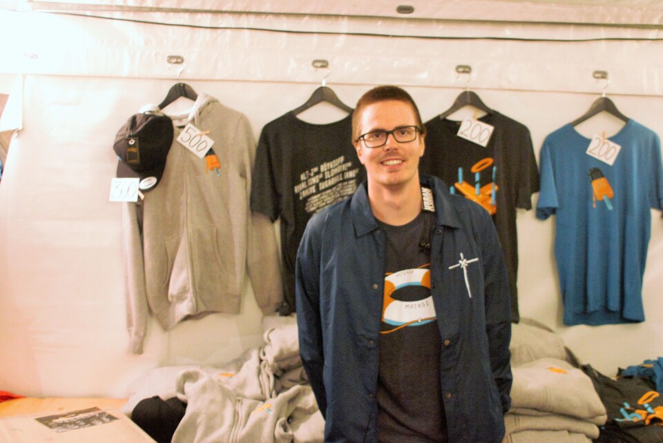 SERVICEMENNESKE: Vegard selger merch med et smil.