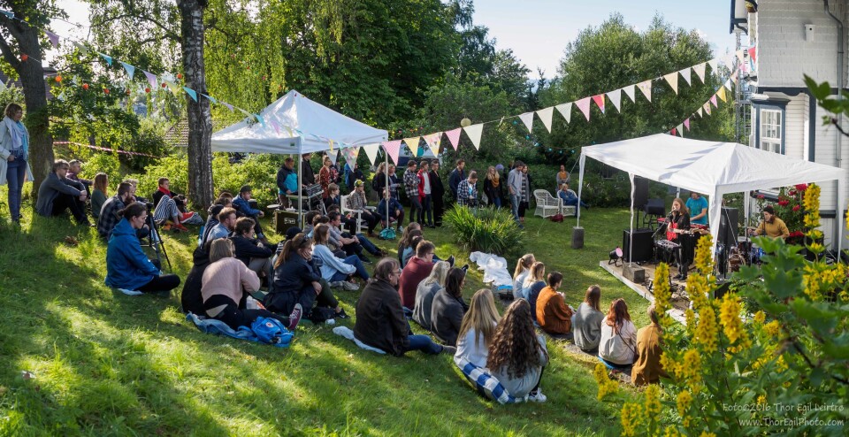 Inviterer til festival i foreldrenes hage