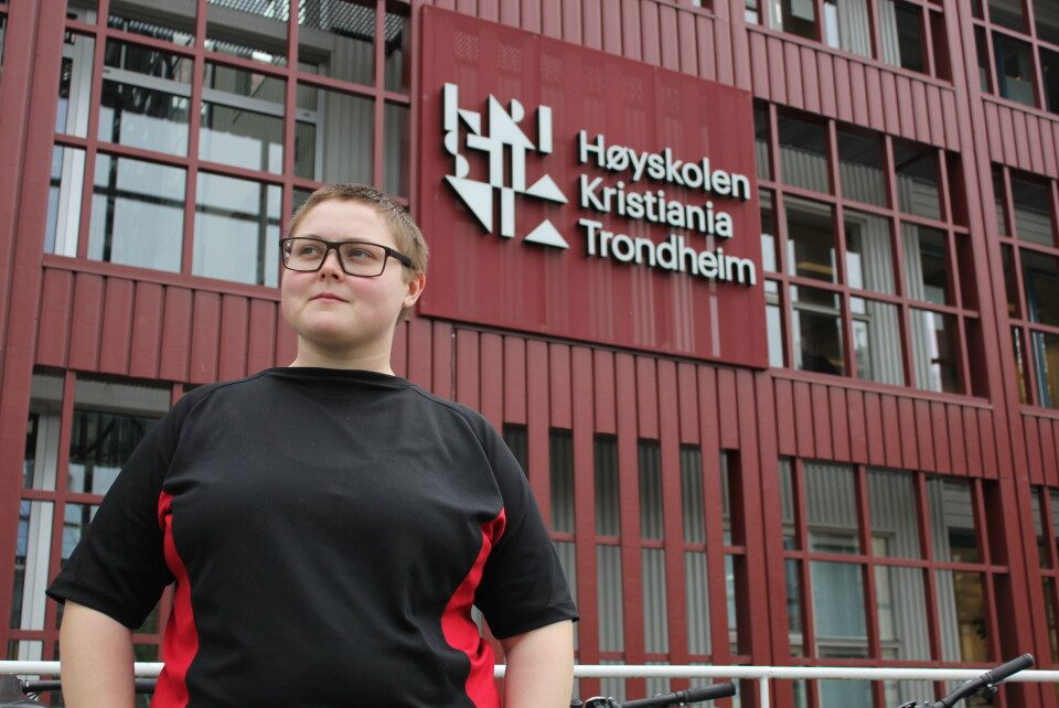 BEKYMRET: Signe Vassbotn Sterud er bekymret for hvordan det vil gå med skolen sin etter avgjørelsen om utfasing. Hun er redd for at det skal bli vanskelig å opprettholde det gode læringsmiljøet hvis ansatte ved skolen finner seg ny jobb før avviklingen.