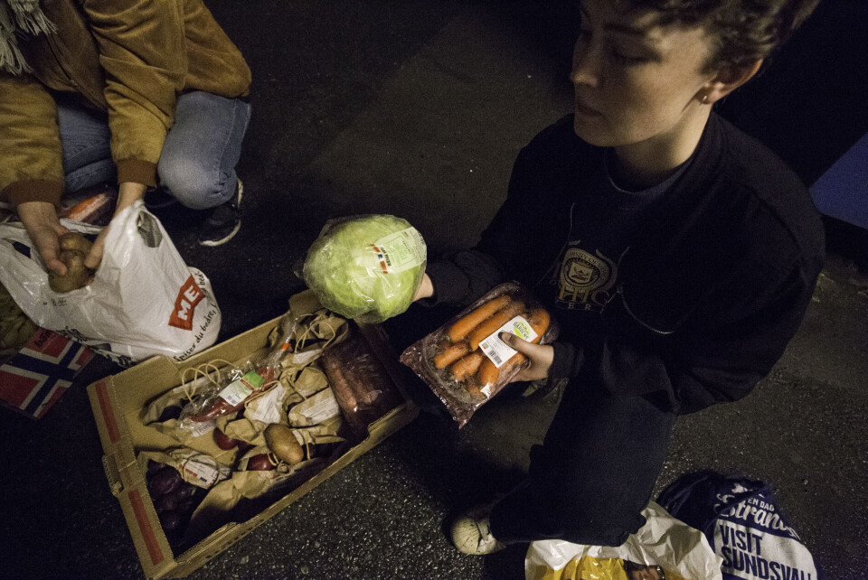 GRØNN GLEDE: Blant fangsten finner Tara Griegel både salat og gulrøtter.
