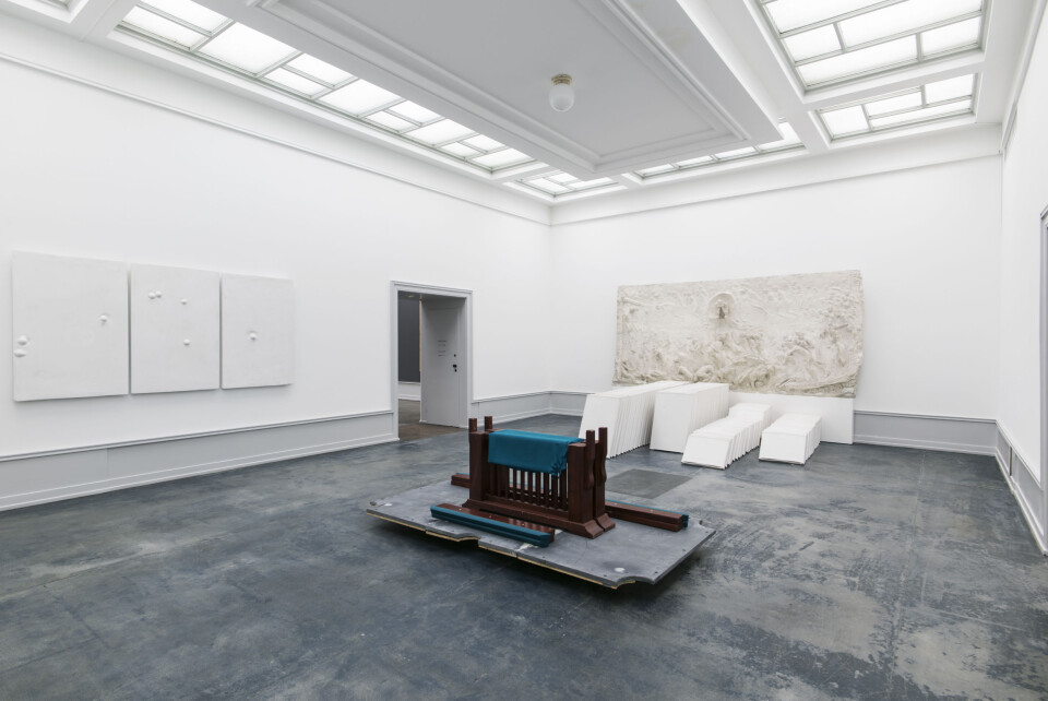 Vibeke Tanbergs verk _Candypool_. Vigelands permanente gipsfrise er bakerst i rommet.