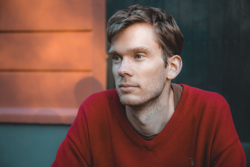 EN FREMMED KULT: Torgeir Bryge Ødegården forteller om sitt første møte med UKA. Han bomma på dresscode og slapp ikke inn på Samfundet. Hele opplegget virka litt som en kult, og UKEfølelsen lot vente på seg. Noen år senere sto han som sjef for hele festivalen, og åtte år etter det igjen har han skrevet en bok om UKAs historie