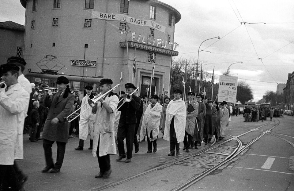 1961: UKEtoget fant sted på premieredagen, og var en viktig del av byblæsten for å markere UKA i Trondheim. Linjeforeningene var ofte synlige i toget, og kjemistudentene bidro for eksempel med eksplosjoner og røyk.