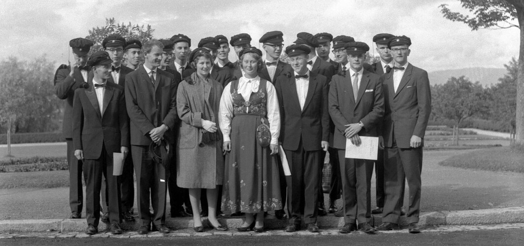 <span class=" font-weight-bold" data-lab-font_weight_desktop="font-weight-bold">ANDRE TIDER: </span>Helt ferske trondheimsstudenter etter immatrikuleringen i 1961 så nok ikke for seg at fremtiden skulle bli slik. <span class=" font-weight-bold" data-lab-font_weight_desktop="font-weight-bold">ANDRE TIDER: </span>Helt ferske trondheimsstudenter etter immatrikuleringen i 1961 så nok ikke for seg at fremtiden skulle bli slik.