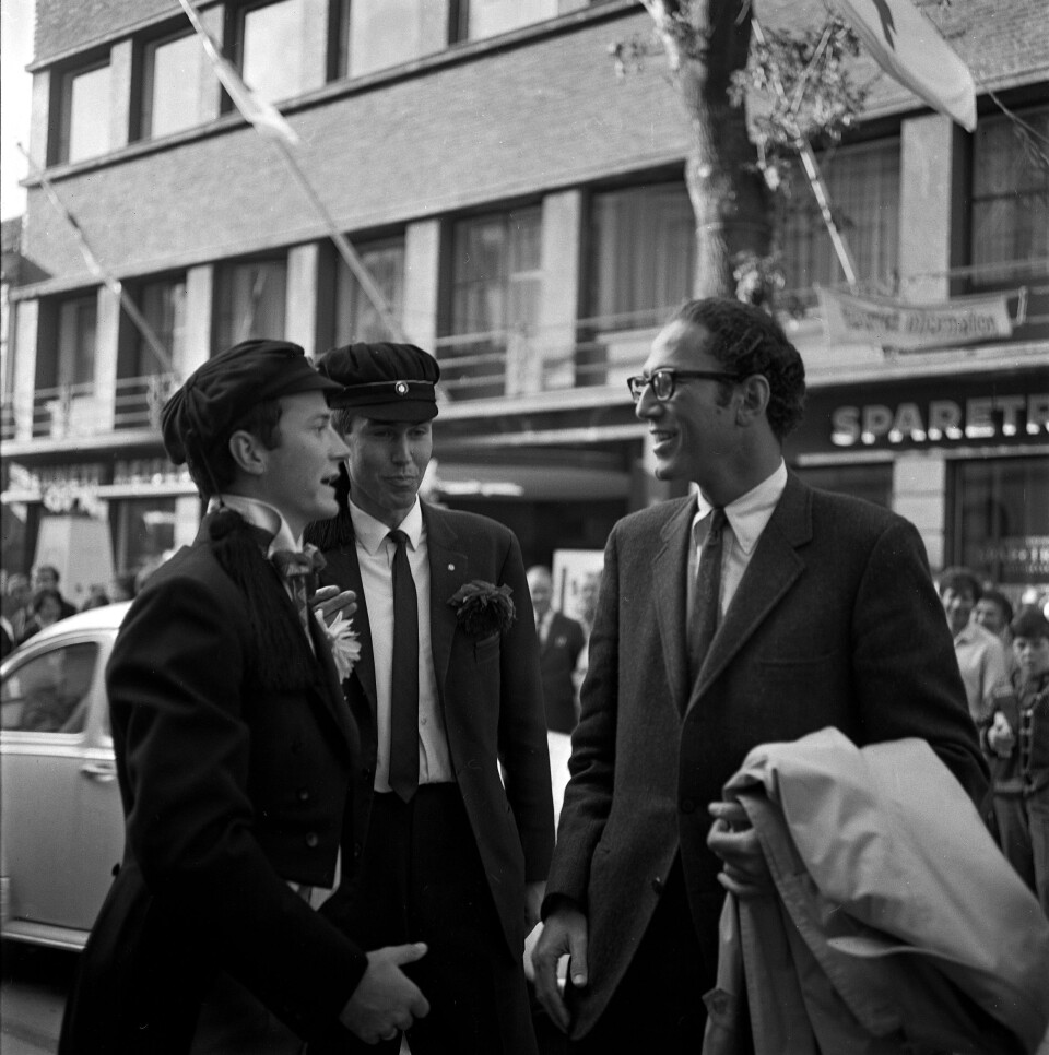 Den amerikanske visesangeren Tom Lehrer ønskes velkommen av studenter før hans konsert i Storsalen i 1967.