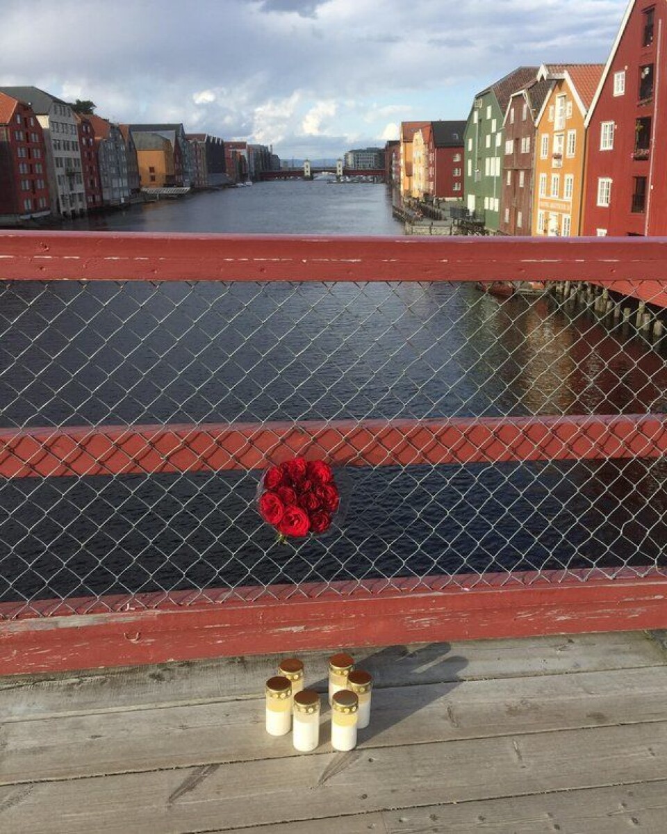 Dager etter at BI-studenten ble funnet ble det tent lys og lagt fram blomster like ved der han ble funnet.