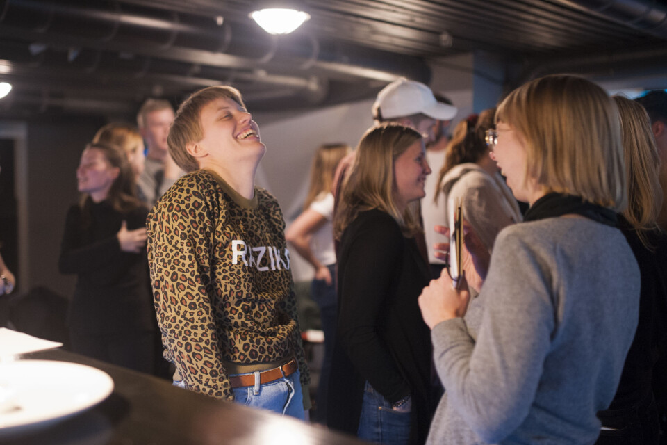Til høyre er Under Duskens journalist som først vegret seg fra å snakke med fremmede om egen seksualitet.