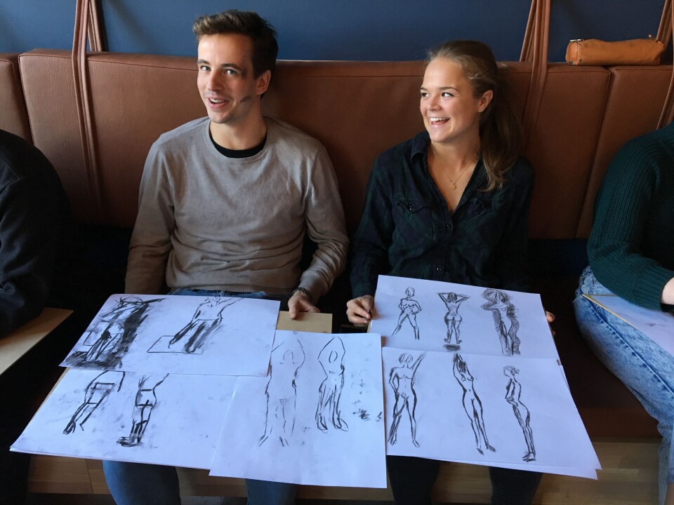 Gard Rystad og Maria Solstad viser frem tegninger og kullmerker