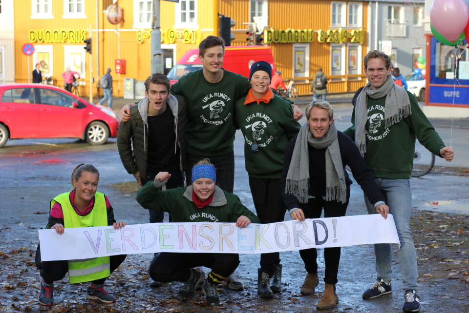 Et fornøyd UKA Rundt-styre feirer den nye rekorden.