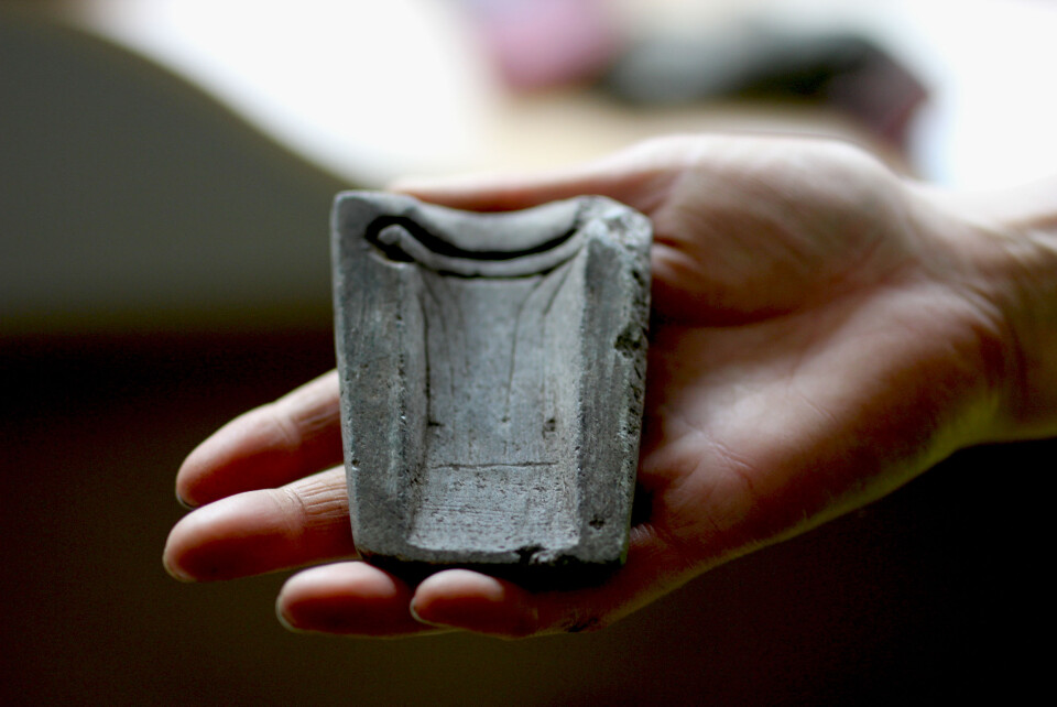 Et sjeldent funn: Denne klebersteinsformen har antagelig blitt brukt som støpeform for de sjeldne bronseøksene. Kanskje ligger også den andre delen av formen et sted på Lundamo.