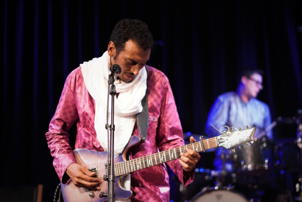 Omar «Bombino» Moctar lærte seg å spille gitar mens han levde i eksil. Nå har han millioner av avspillinger på Spotify. Her er han avbildet under en konsert på Dokkhuset i 2017.