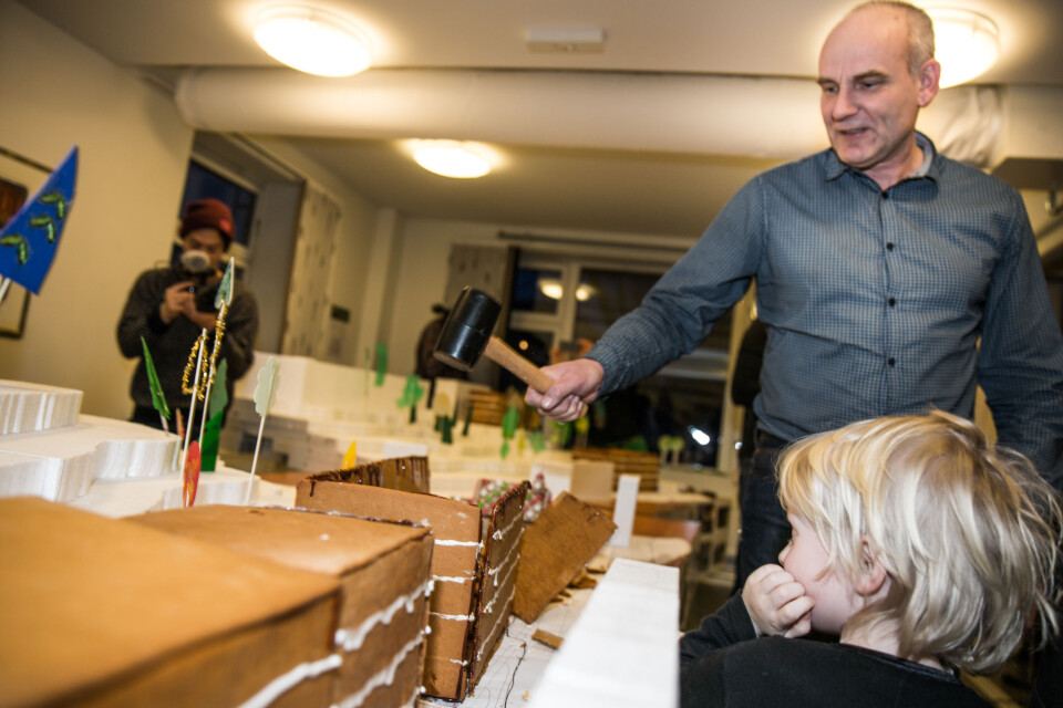 Protest: Varaordfører Ola Lund Renolen knuser pepperkakehusene som et symbol på misnøyen rundt NTNUs planer.