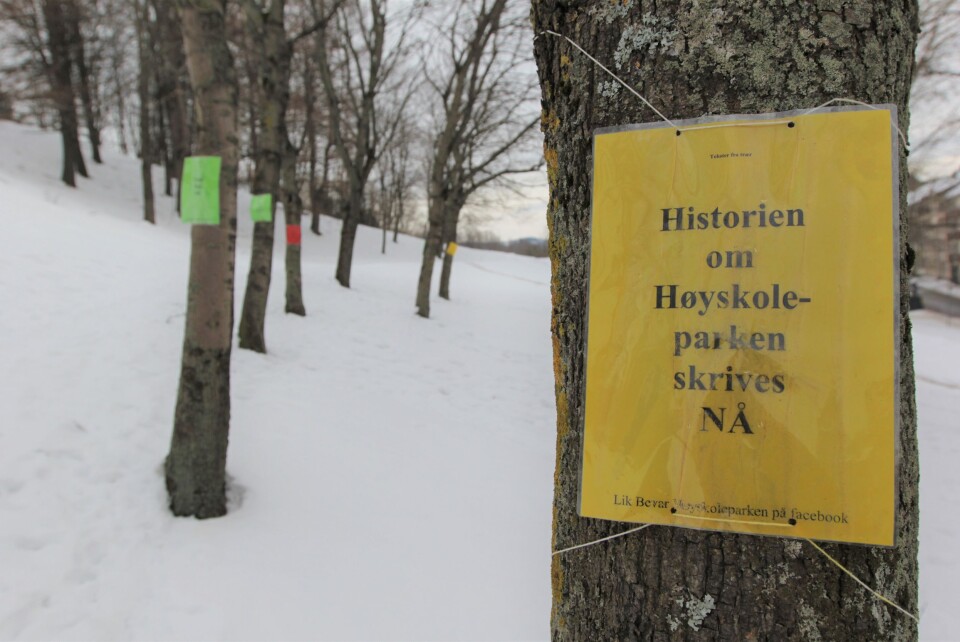 I Høyskoleparken florerer det av plakater med budskap om å stanse utbygging.