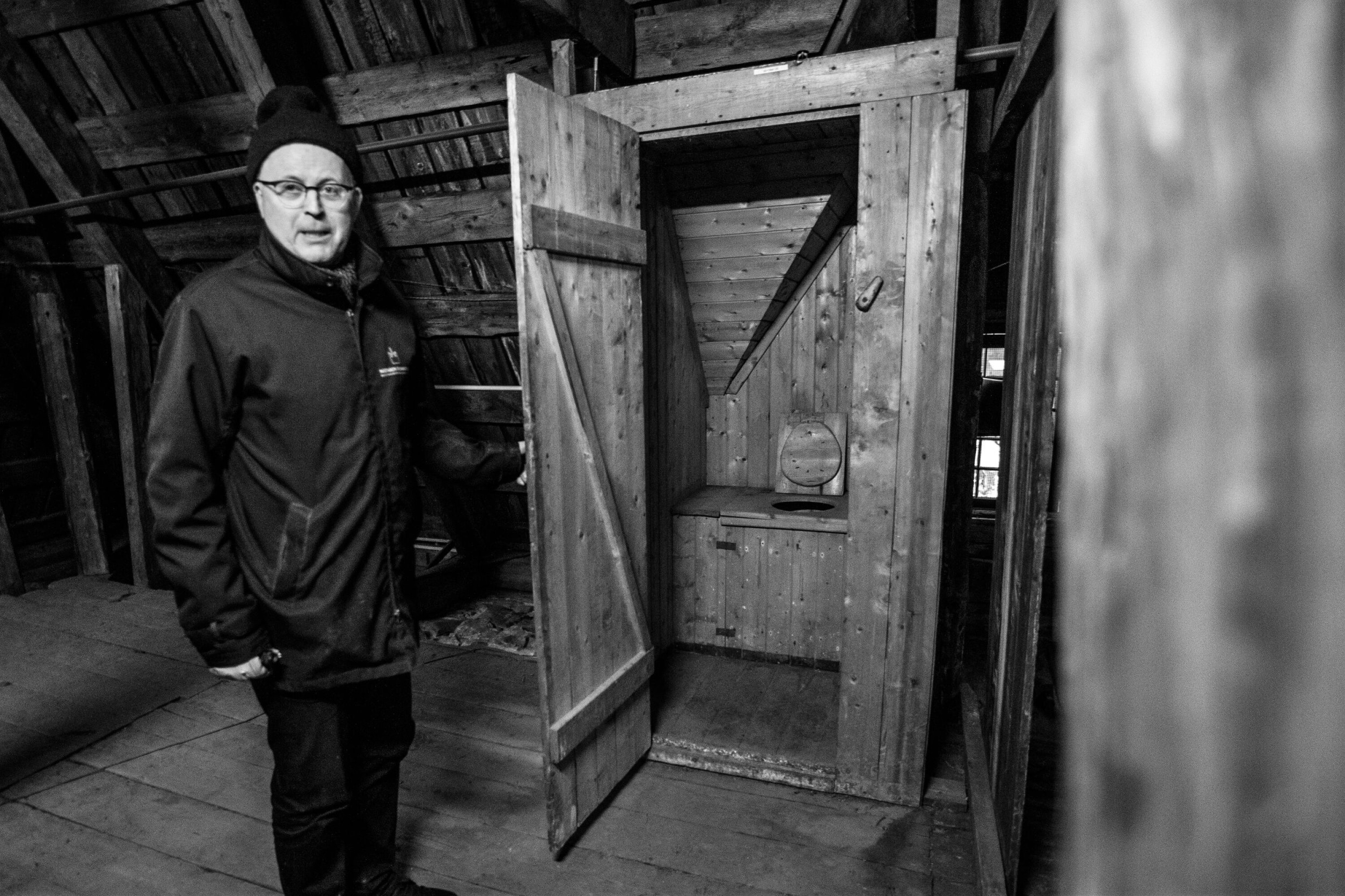 Man kunne aldri forlate tårnet under vakt, så måtte man på do så måtte man ta i bruk den innendørs utedoen, forteller Øystein Ekroll Man kunne aldri forlate tårnet under vakt, så måtte man på do så måtte man ta i bruk den innendørs utedoen, forteller Øystein Ekroll