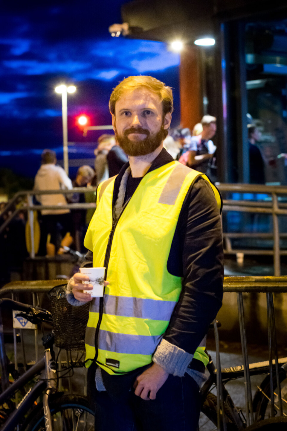 PÅ VAKT: Sindre Stene har oversikten over mannskapet som i kveld består av 13 frivillige.