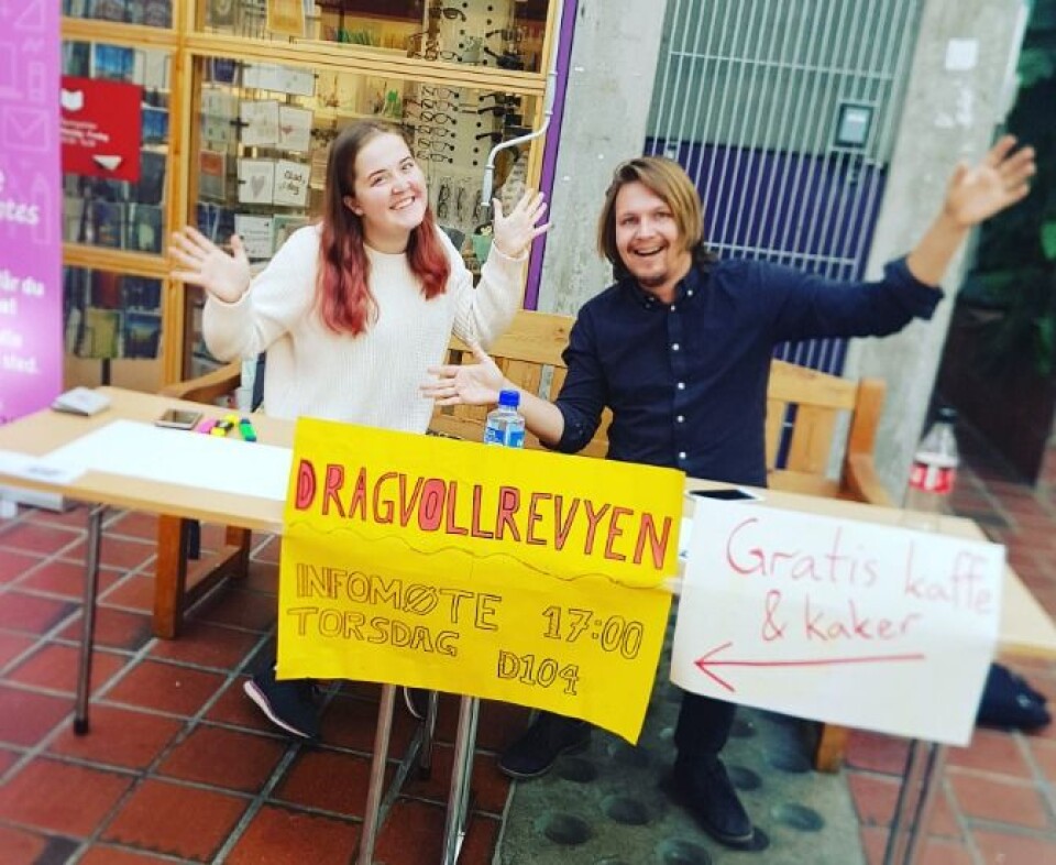 Runa Augdal og Fredrik Florelius har sittet på stand som en del av rekrutteringen til revyen.