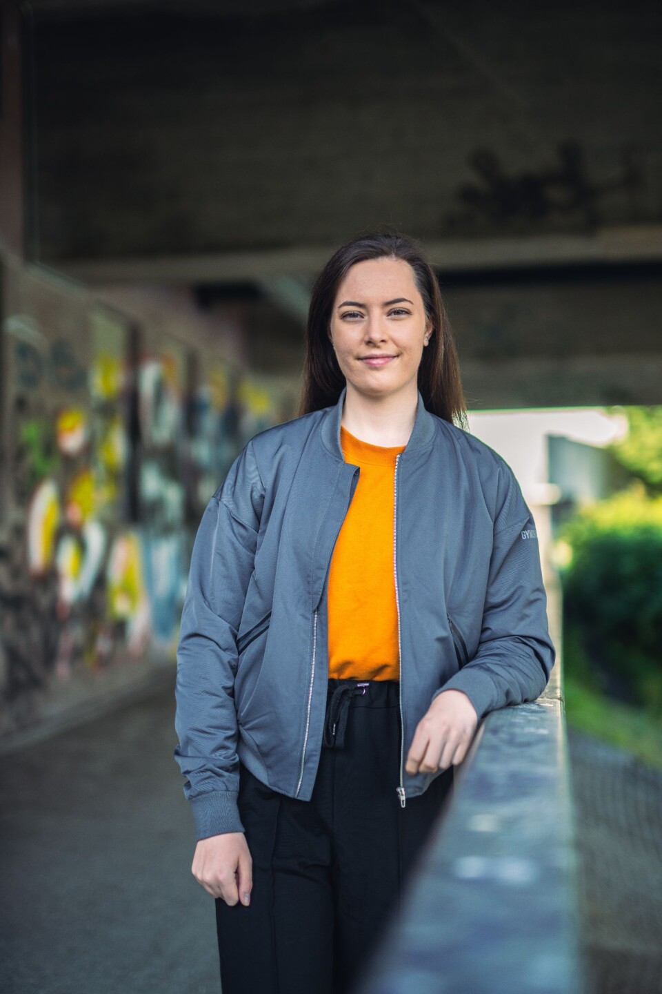 – Det er vanskelig å si til noen du ikke kjenner så godt at du føler deg alene og gjerne vil bli med i vennegjengen deres, sier Julie.