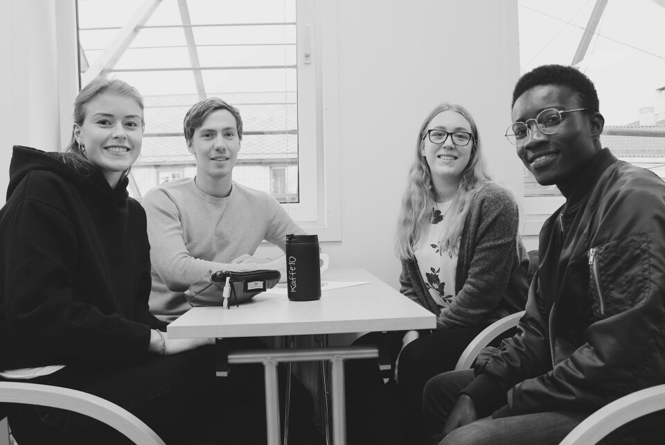 NYE BEKJENTSKAP: Norsk Start er en forening som arrangerer språkkaféer der flyktninger og studenter møtes ansikt til ansikt. Fra venstre: Emma, Markus, Aurora og Alexander.