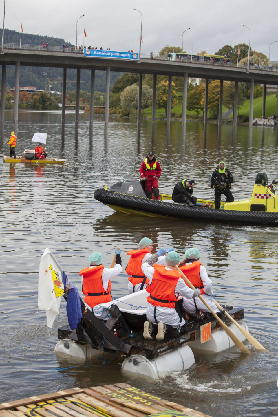 Lørdagens badekarpadling ble et underholdningsrikt show.