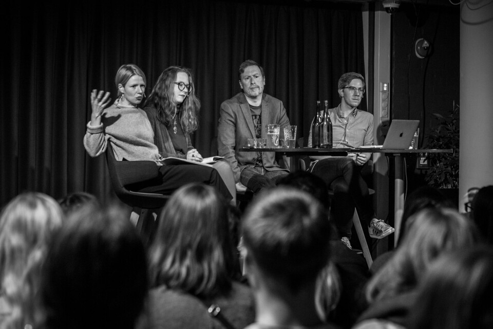 ENGASJERT: Stuvøy, Fjelltun og Kennair i debatt med ordstyrer Morten Langfeldt Dahlback på Litteraturhuset 26. oktober.