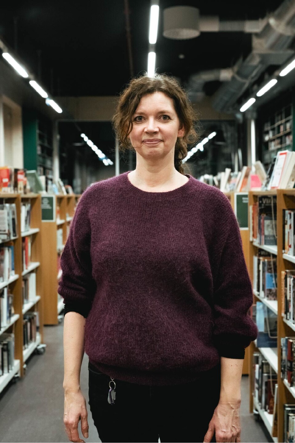 Bydelsbibliotekar Merete Schjetne fortelle om stor pågang, og er positivt innstilt til nytt aktivitetshus.