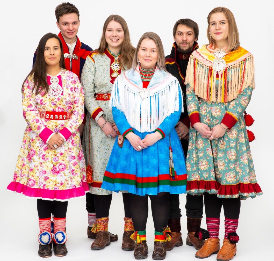 SAMHOLD: Studentene i Saemien Studeenth Tråantesne skaper en felles arena hvor målet er å bevare den samiske kulturen. F.v Ida Therese Storslett, Julius Mihkkal Lindi, Lise Eder Murberg, Maja Sofie fjellström, Per Anton Øverseth Olsen og Elen Ravna. SAMHOLD: Studentene i Saemien Studeenth Tråantesne skaper en felles arena hvor målet er å bevare den samiske kulturen. F.v Ida Therese Storslett, Julius Mihkkal Lindi, Lise Eder Murberg, Maja Sofie fjellström, Per Anton Øverseth Olsen og Elen Ravna.