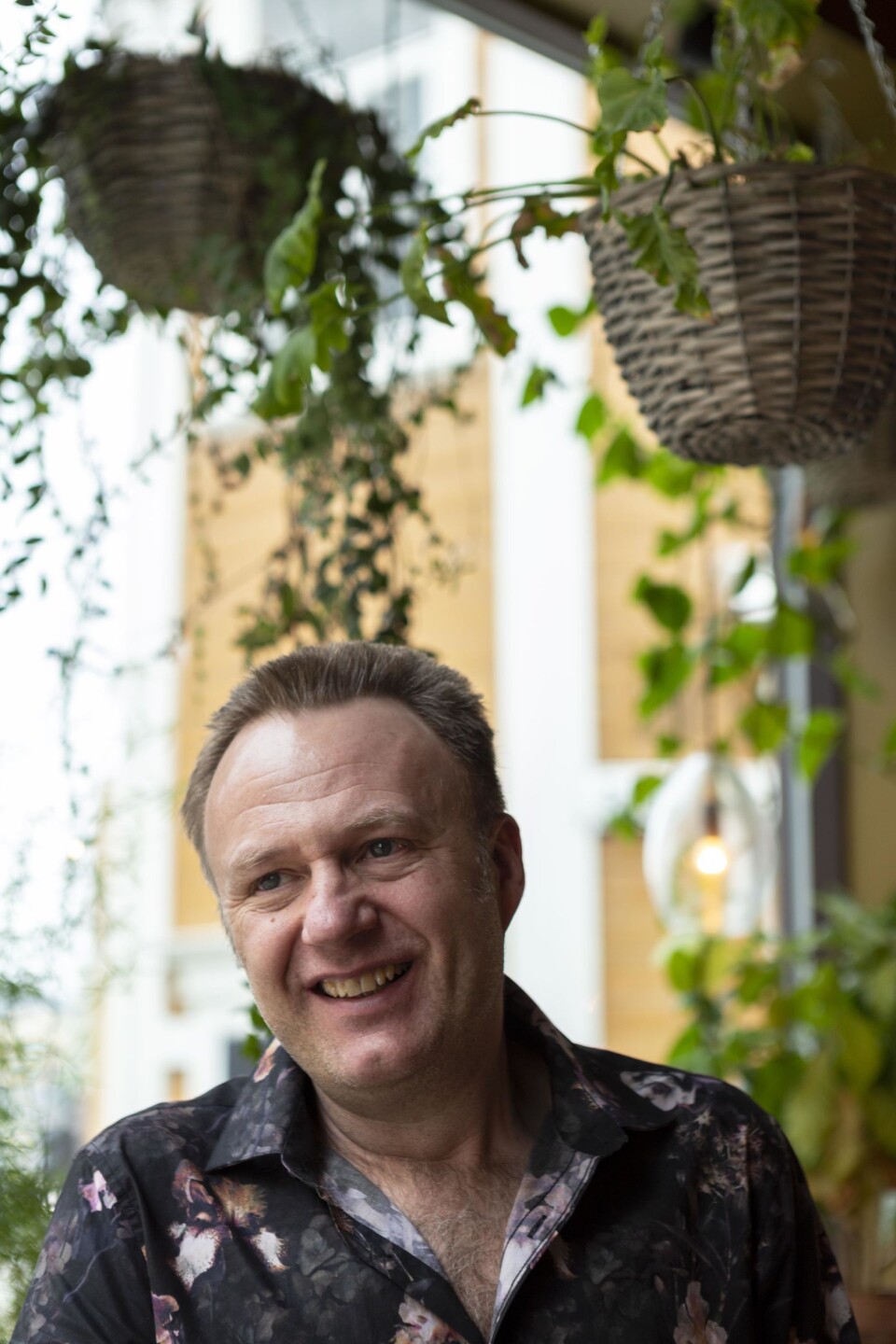 Nostalgisk: Kjell Harry Lyngås eier Café Le Frère. Han lager møbler selv, og er opptatt av det autentiske.