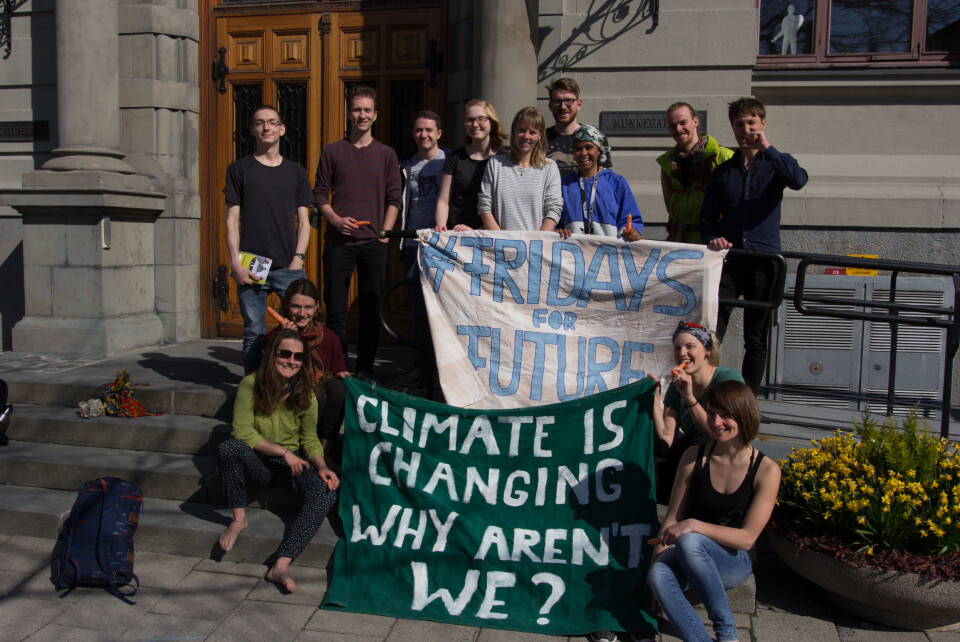 KLIMABEVEGELSE: Hundretusenvis av mennesker i hele verden går i tog for å presse lokale myndigheter til raskere håndtering av klimagassutslipp. I Trondheim står noen av dem utenfor rådhuset hver fredag.