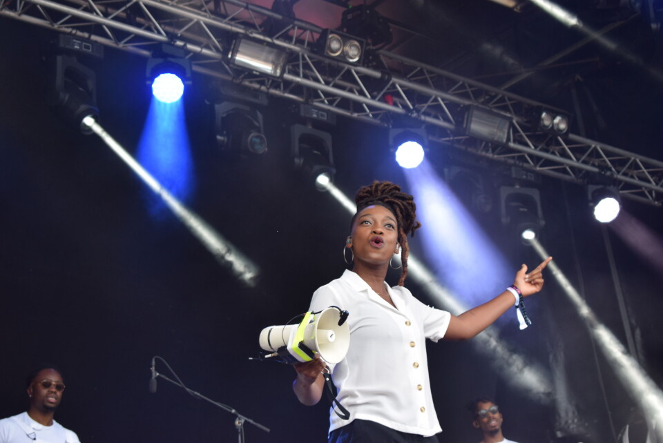 Little Simz med megafonen hun brukte under hele første låt.
