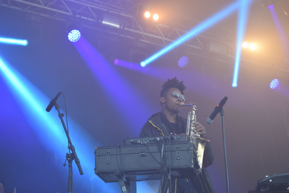 Masego under en av flere saksofonsoloer.