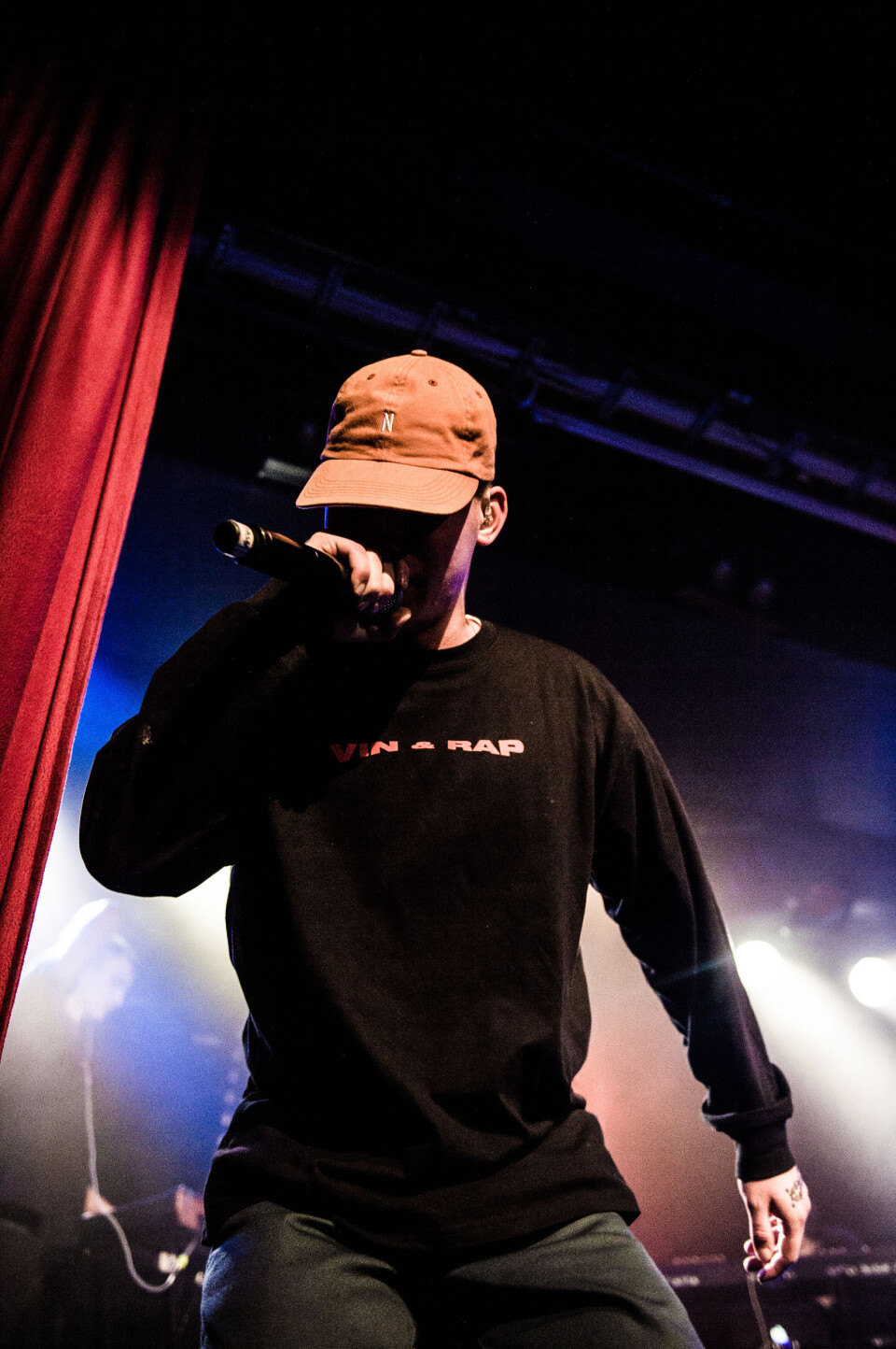 Emir under konsert på Klubben