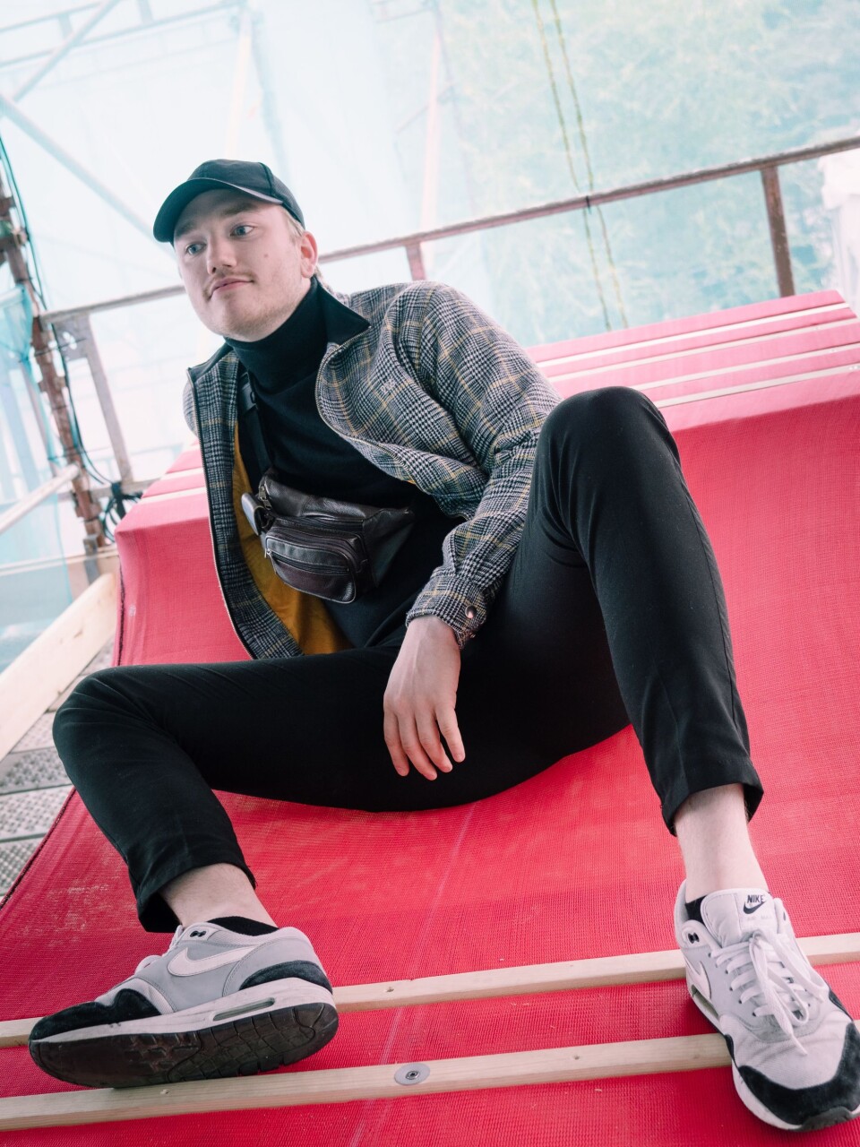 Tom sverger til fannypacken på festival. Tom sverger til fannypacken på festival.