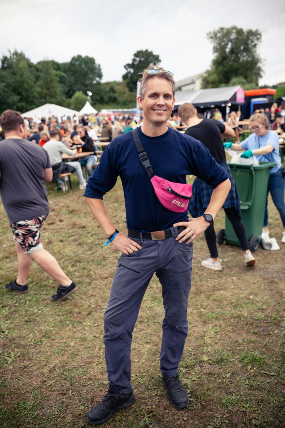 Thomas går for friluftsantrekk og mener det er viktig å være hyggelig mot andre. Thomas går for friluftsantrekk og mener det er viktig å være hyggelig mot andre.