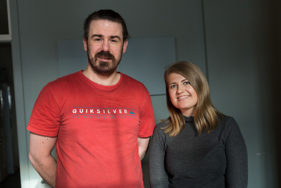 Studentene André Flakke og Madeleine Engø synes det er både spennende og sosialt å jobbe frivillig.