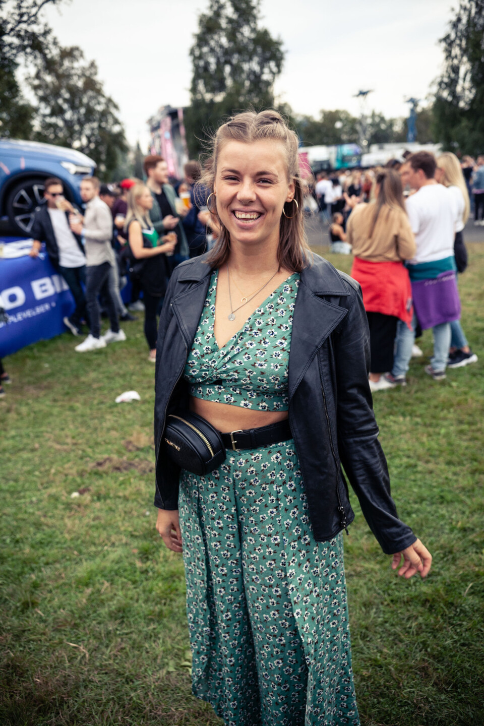 Guri går for en sommerlig og behagelig stil på festival. Guri går for en sommerlig og behagelig stil på festival.